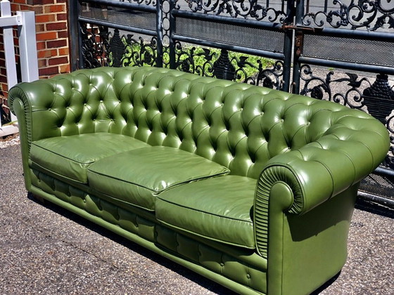 Image 1 of Chesterfield Canapé touffeté vert olive