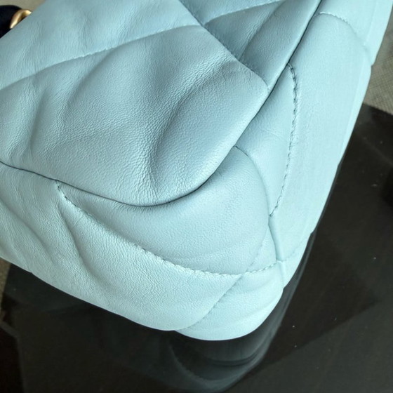 Image 1 of Borsa Chanel C19 Small 19 in pelle di capra trapuntata, azzurra, bicolore, con microchip.