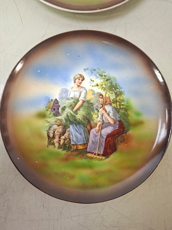 Image 1 of Due piatti da parete in ceramica con scena di fattoria