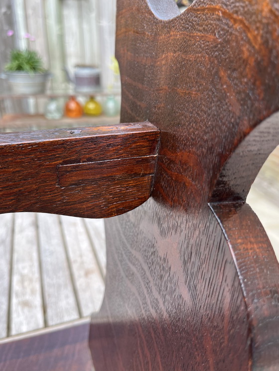 Image 1 of Table d'appoint de l'école d'Amsterdam | Chêne massif | 1920-1940 | Unique Craftsmanship