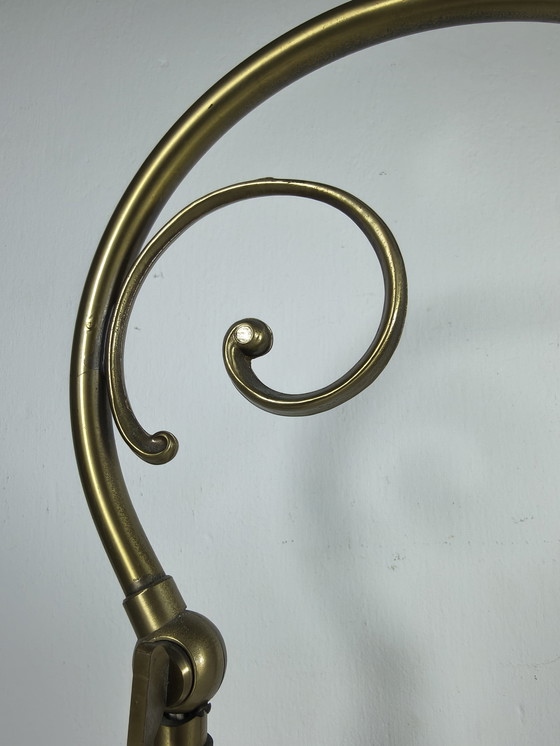 Image 1 of Lampada da tavolo vintage in ottone con paralume in vetro opalino e braccio decorativo classico