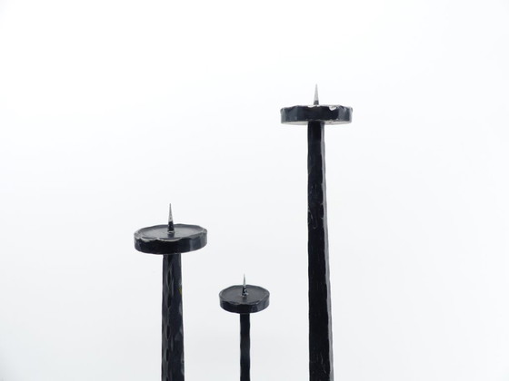 Grande lampadario brutalista a treppiede in ferro battuto martellato – Europa, circa 1960 – Portacandele (photo 5 of 10)