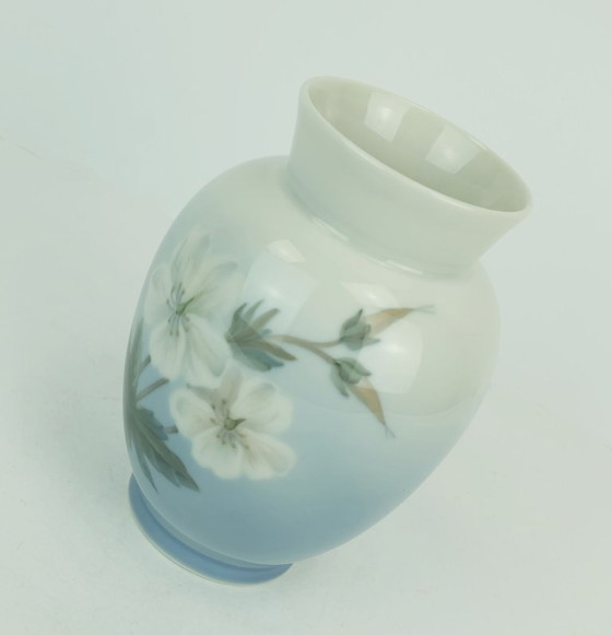 Image 1 of VASO vintage in porcellana Royal Copenhagen con decorazioni floreali modello 2667 36