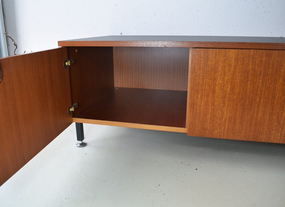 Image 1 of Buffet en teck des années 1960, commode basse vintage style milieu du siècle