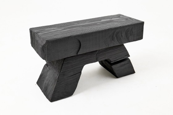 Image 1 of Rustieke, sculpturale kruk/bijzettafel, gebrand zwart eikenhout, gesneden, uniek, Logniture