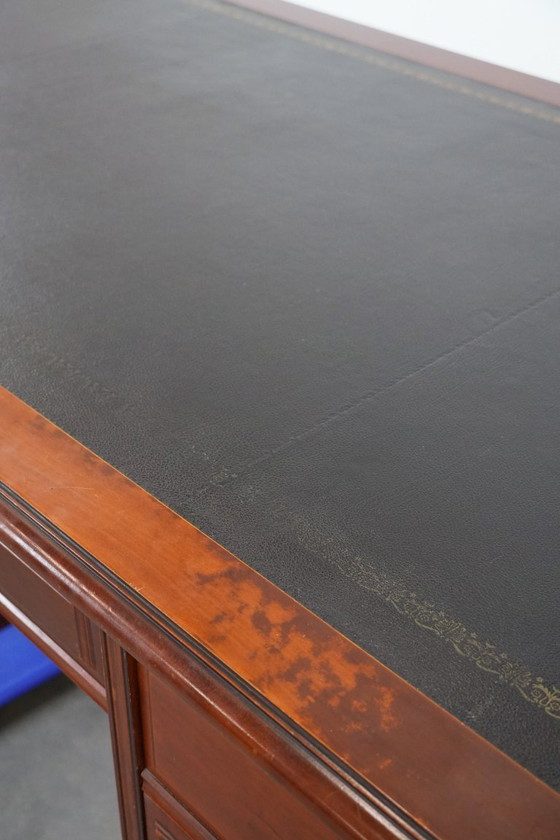 Image 1 of Klassischer Chesterfield-Schreibtisch/Partnerschreibtisch im englischen Stil mit schwarzer Lederplatte