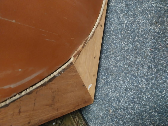 Image 1 of 1 specchio ovale anni '50 con cornice in noce, 97 x 67 cm.