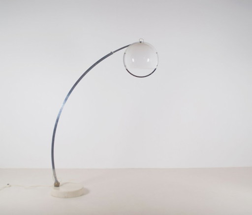 Italiaanse Arc Vloerlamp Door Harvey Guzzini, Jaren '70 – vloerlampen, Aluminium (photo 2 of 8)