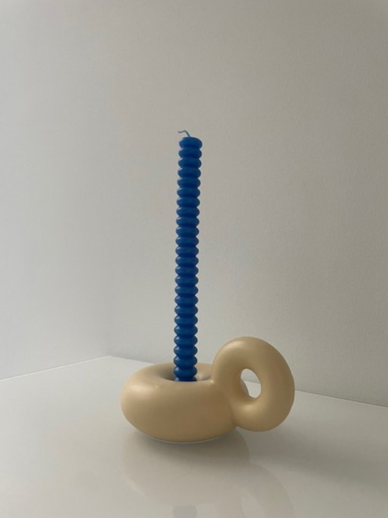 Image 1 of Portacandele a forma di ciambella color crema con manico giocoso – in ceramica