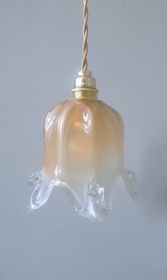 Image 1 of Lampada a sospensione vintage in Murano dalla forma a campana morbida e ondulata.
