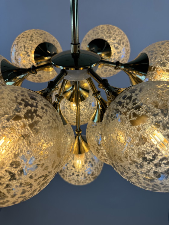 Image 1 of Superbe lustre en laiton et verre ambré des années 1970 - L'élégance de l'ère spatiale