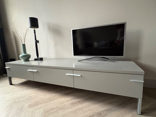 Pastoe graues TV-Möbel mit 2 Schubladen, davon 1 mit CD-/DVD-Einteilung und 1 Staufach für TV-/Internetgeräte.