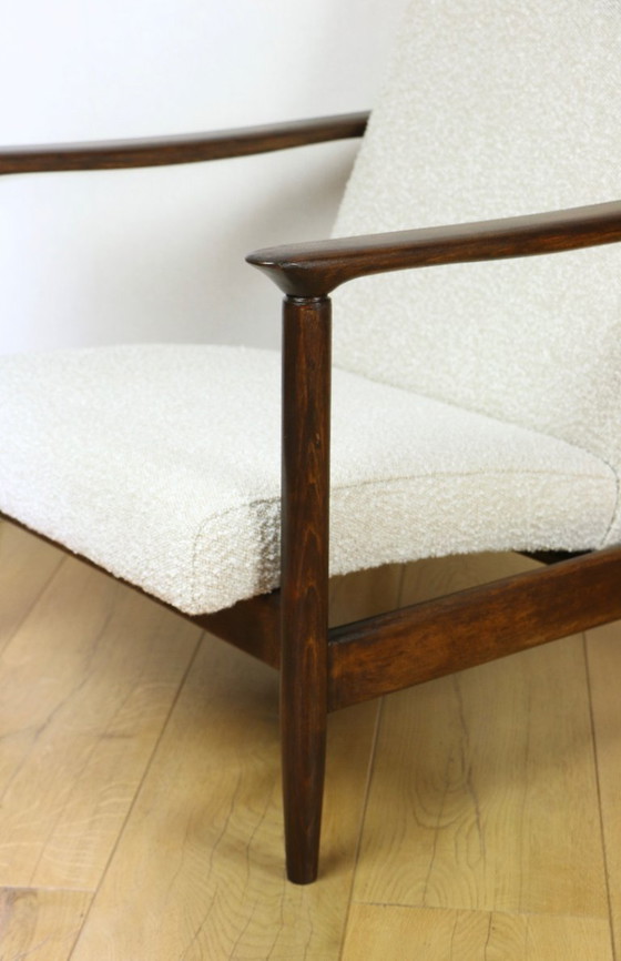 Image 1 of GFM-142 Fauteuil, ontwerp van Edmund Homa uit de jaren 70, wit ivoor boucle - 2 stuks beschikbaar - donker hout