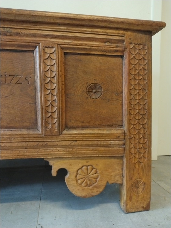 Image 1 of Coffre à couvertures ancien en chêne avec date gravée, XVIIIe siècle