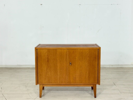 Cómoda elegante de los años 60 hecha de madera de roble cálida / armario vintage