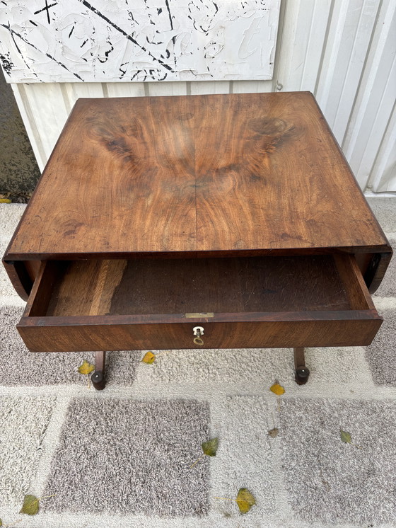 Image 1 of Vintage 1830 naaitafel noten hout 