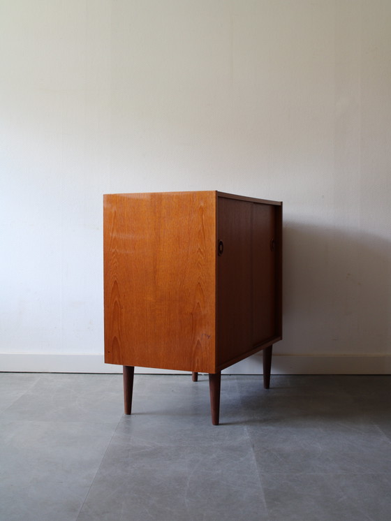 Credenza danese vintage con ante scorrevoli in teak. – Credenze, Wood (photo 6 of 8)