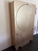 Schrank und Esstisch aus dickem Sperrholz