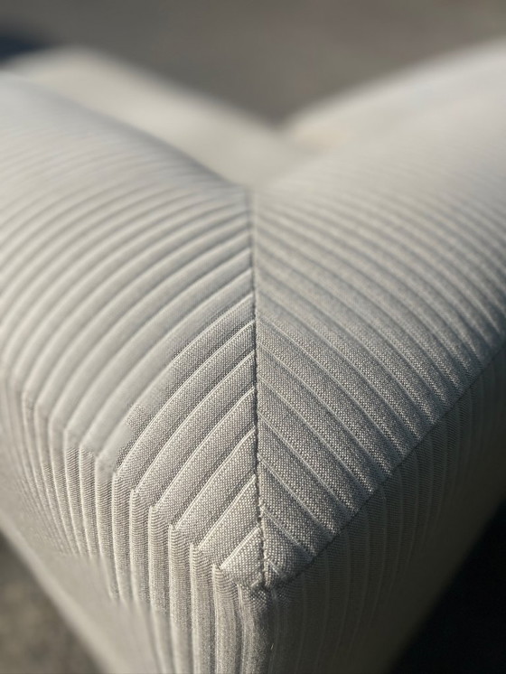 Image 1 of De stijlvolle Leolux Faya Lobi hoekbank in beige ribstof heeft een moderne, luxueuze uitstraling en biedt een ruime zithoek.
