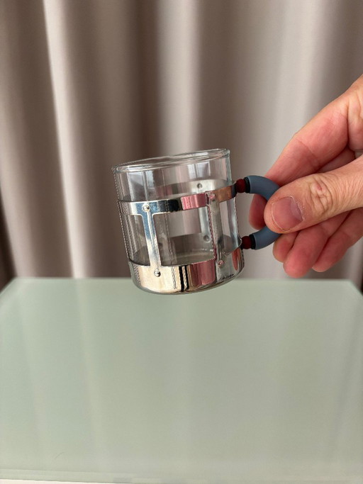 Taza Alessi con soporte de metal y asa gris