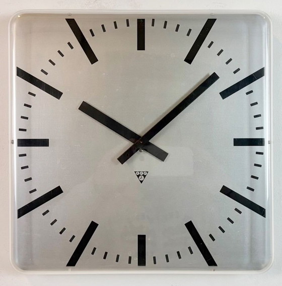 Image 1 of Horloge murale de bureau carrée vintage de Pragotron, années 1980
