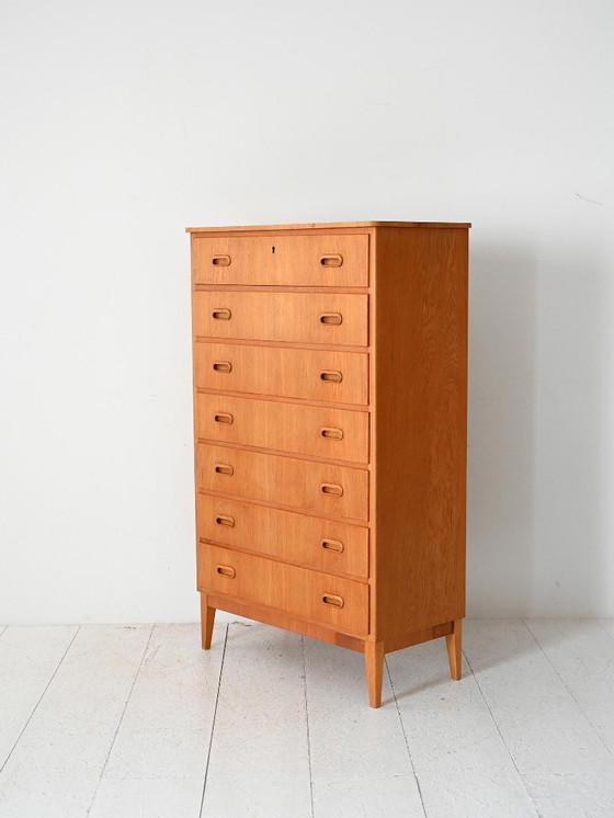 Image 1 of 1960er Jahre Skandinavischer Eichen-Tallboy mit geschnitzten Griffen