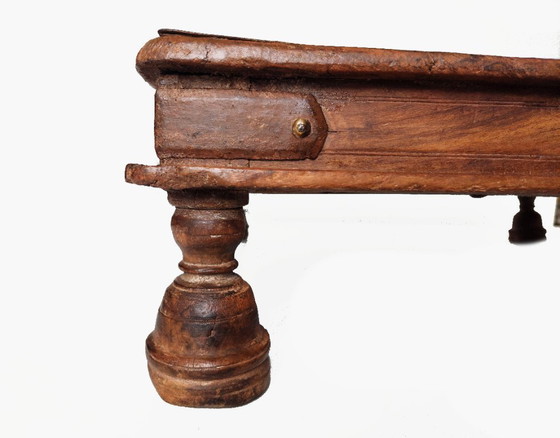Image 1 of Table rituelle indienne ancienne de type Bajot bois et laiton – Rajasthan ou Gujarat – fin XIXe siècle