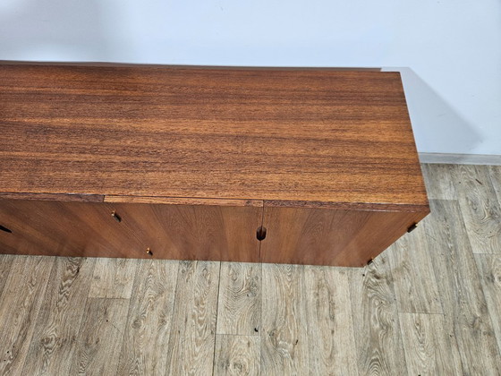 Image 1 of Icono del diseño, cómoda de teca, estilo moderno de mediados de siglo, década de 1960.