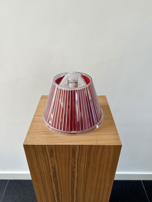 Artemide wählt Wandleuchte rot