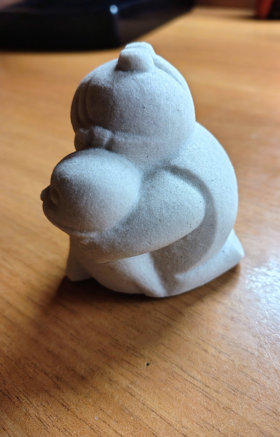 Image 1 of Sculpture vintage en pierre de marbre – Jeune fille au phoque (Belgique, années 1970)