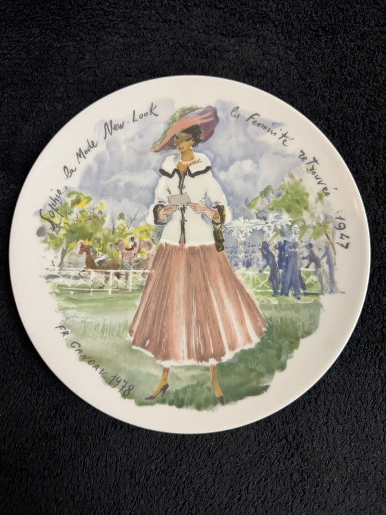 Image 1 of Raro juego completo de platos decorativos de Limoges Les Femmes du Siècle | década de 1970