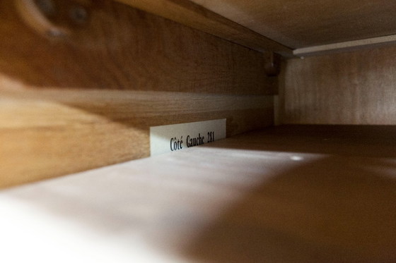 Image 1 of Kledingkast uit de jaren 50 met kompasvormige poten, schuifdeuren en een nieuw bovenblad.