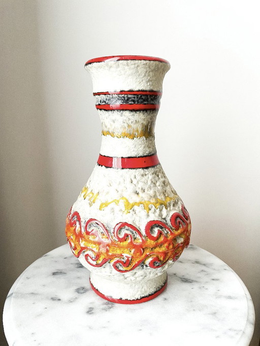 Jarrón de cerámica en crema, rojo y naranja