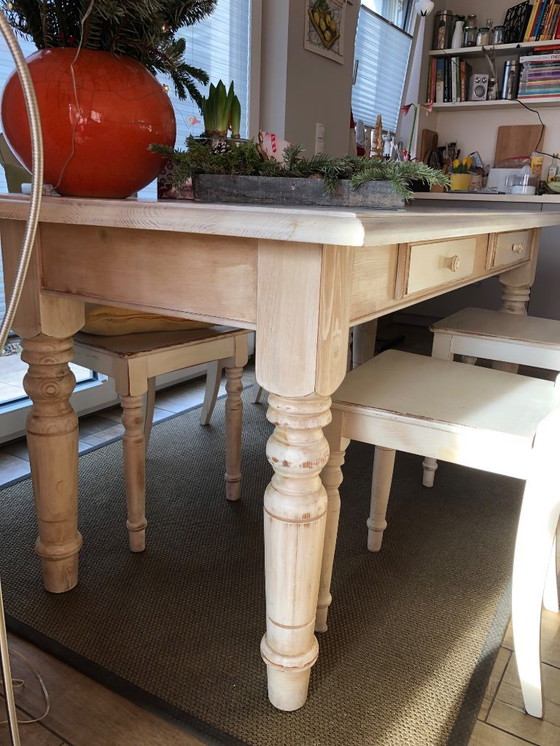 Image 1 of Solid, handcrafted wooden table with 4 matching chairs – antique look