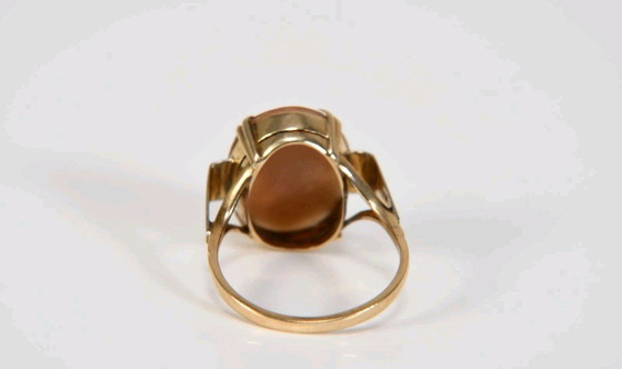 Image 1 of Beautiful 375 9kt gold ring with shell cameo