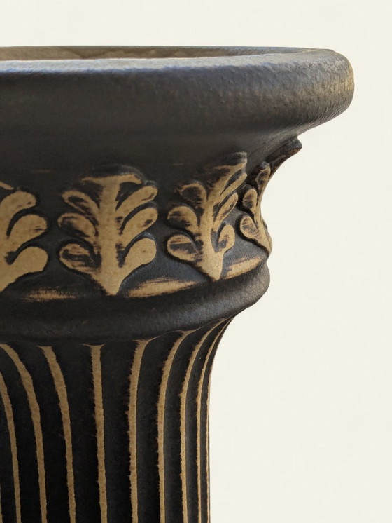 Image 1 of Zeldzaamheid! Vintage keramische plantenstandaard uit de jaren 70 in zwart en goud, klassieke inrichting, zeer goede staat