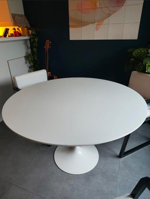 Knoll Saarinen tulip table