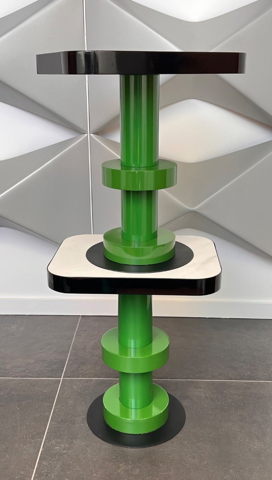 Mesa de centro de estilo Memphis, diseñada por Ettore Sottsass después del año 2000. – Mesas de centro, Metal (photo 8 of 9)