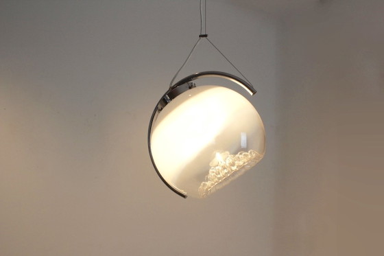 Lampada a sospensione in cromo e vetro satinato di A.V. Mazzega, Lampade a sospensione (foto 7 di 9)