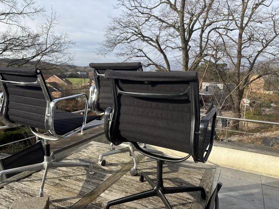 Image 1 of Vitra EA 107 en EA117 stoelen