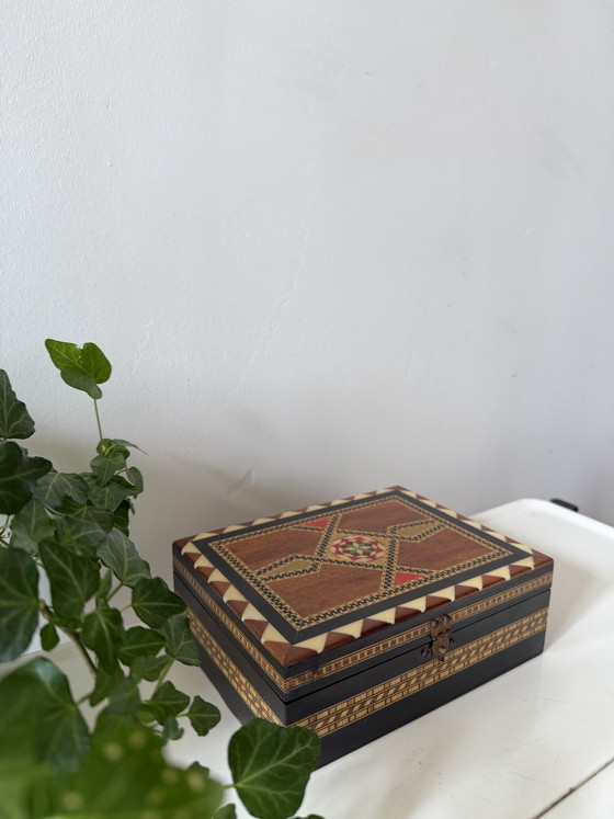 Image 1 of Boîte de rangement en bois à motif incrusté