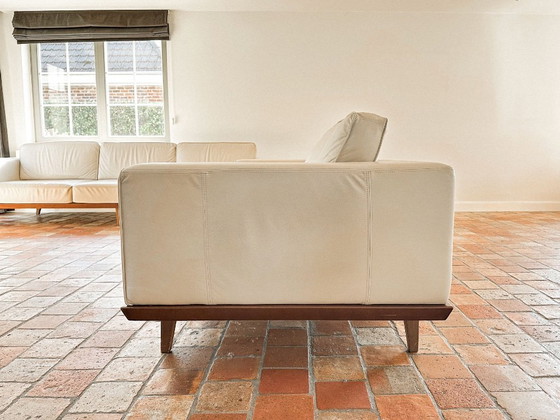Image 1 of Juego de 2 elegantes sofás de cuero con estilo de mediados de siglo.