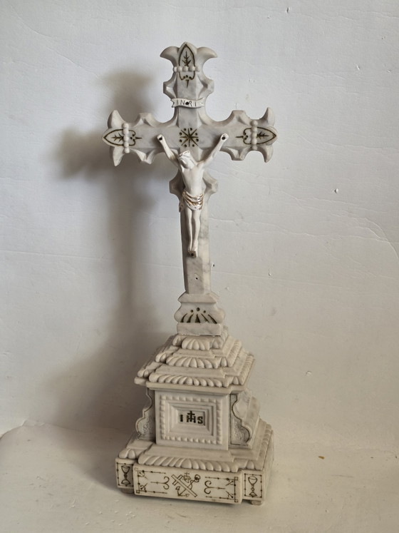 Image 1 of 52 cm – 6 kg – Prachtvolles, aus Marmor geschnitztes Kruzifix auf einem reich verzierten Altarsockel