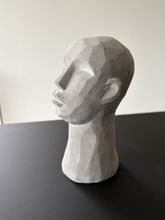 Image 1 of Statua di una testa stilizzata in cemento