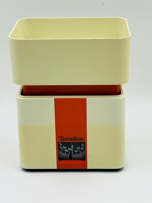 Vintage Terraillon keukenweegschaal in oranje en crème.