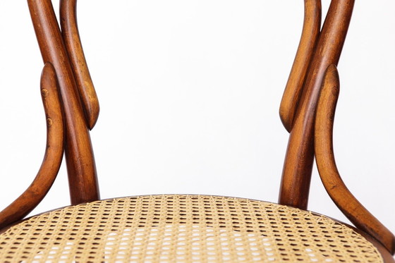 Image 1 of Silla Thonet n.° 14 antigua: emblemática silla de madera curvada con asiento de caña de las cafeterías vienesas.