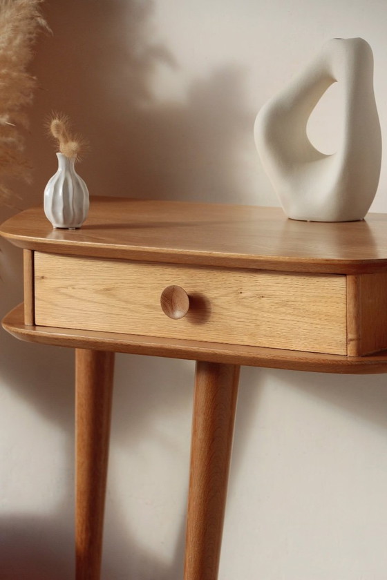 Image 1 of Massief eikenhouten consoletafel met driepootframe – Vintage & gerestaureerd