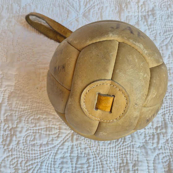 Ancienne Ballonde JAF en Cuir avec Lanière – Sport Vintage – Objets déco, Leather (photo 8 of 9)