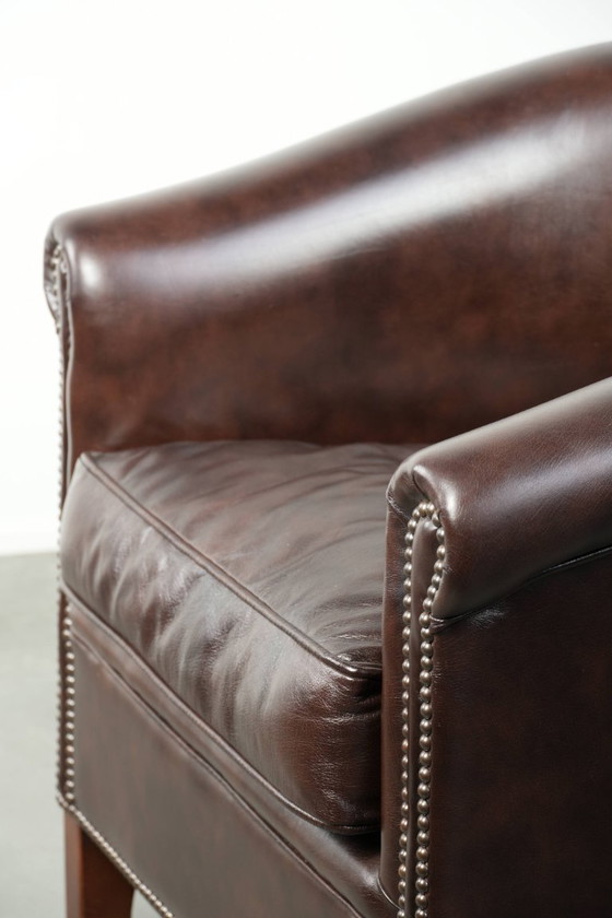 Image 1 of Donkere rundleren clubfauteuil met een tijdloos en stijlvol design in Engelse stijl