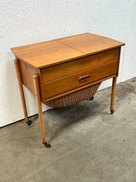 Image 1 of Vintage Deens Naaimeubel / Bijzettafeltje, 1960’s